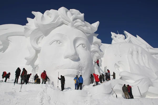 Umělci Sochaři Pracovat Hlavní Sněhová Socha Pro Harbin Sun Island — Stock fotografie