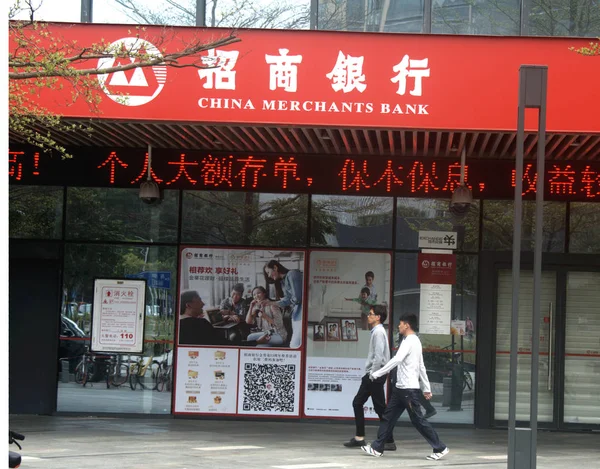 Peatón Pasa Por Una Sucursal Del Banco Comerciantes China Cmb — Foto de Stock
