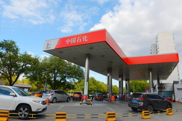 2018年10月10日 北京の石油化学公社 Sinopec のガソリンスタンドで 車の給油が行われている — ストック写真