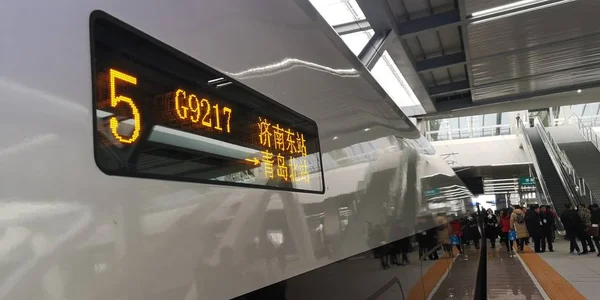 Passengers Board Fuxing Bullet Train Nan Qingdao High Speed Railway — Stock Photo, Image