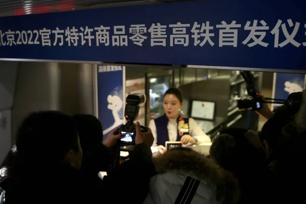 Ein Chinesischer Zugbegleiter Stellt Peking 2022 Lizenzierte Produkte Einem Hochgeschwindigkeitszug — Stockfoto