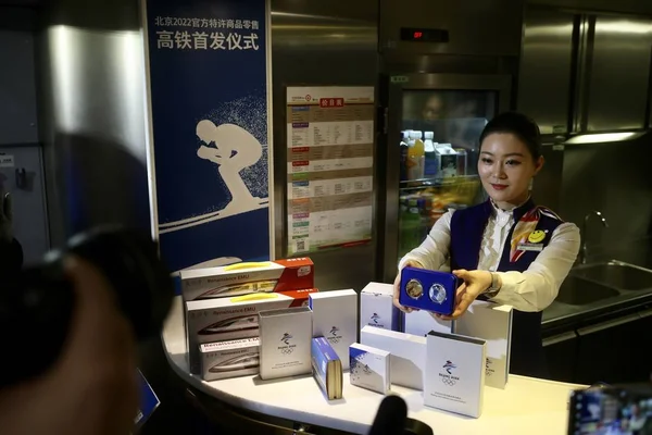 Chinese Train Attendant Introduces Beijing 2022 Licensed Products High Speed — Stock Photo, Image