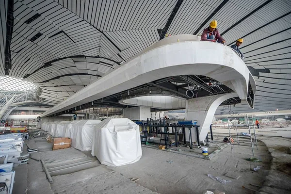 Китайские Рабочие Трудятся Внутри Строящегося Терминала Пекинского Международного Аэропорта Дасин — стоковое фото