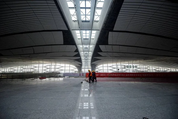Китайские Рабочие Убирают Пол Внутри Строящегося Терминала Пекинского Международного Аэропорта — стоковое фото