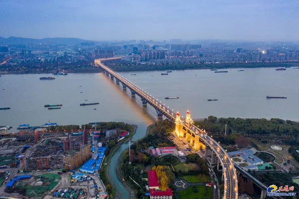 Luzes Rua Estão Sendo Testadas Ponte Rio Nanjing Yangtze Cidade — Fotografia de Stock