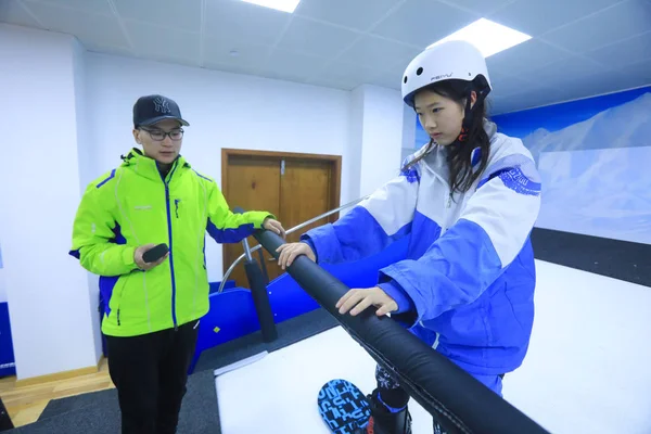 Estudiante Prueba Simulador Esquí Estadio Hangzhou Secondary School Ciudad Hangzhou — Foto de Stock