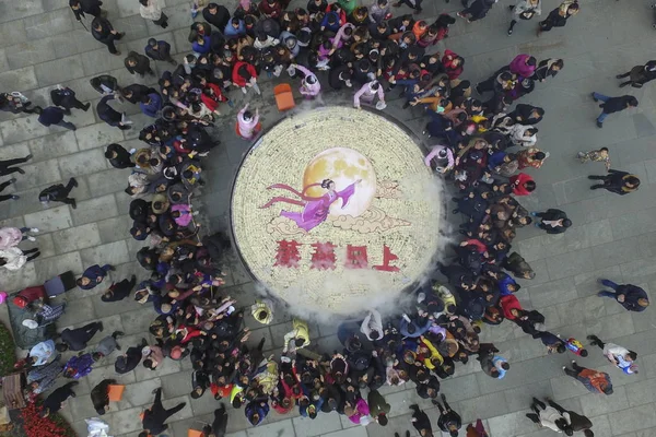 Chinesische Arbeiter Traditionellen Trachten Verteilen Einem Malerischen Ort Der Stadt — Stockfoto