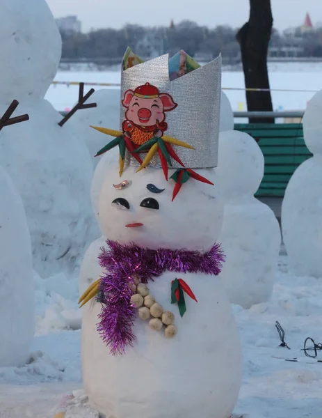 中国东北黑龙江省哈尔滨市松花江旁 一名装饰好的雪人 — 图库照片