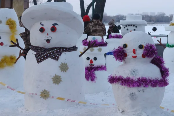 中国东北黑龙江省哈尔滨市松花江旁的装饰雪人 — 图库照片