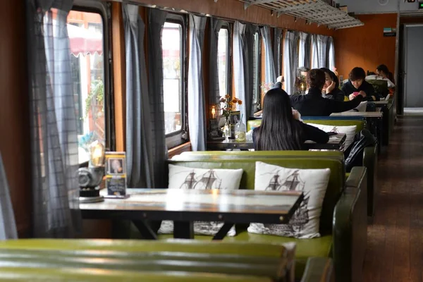 Les Clients Dînent Dans Restaurant Construit Intérieur Ancien Train Vapeur — Photo