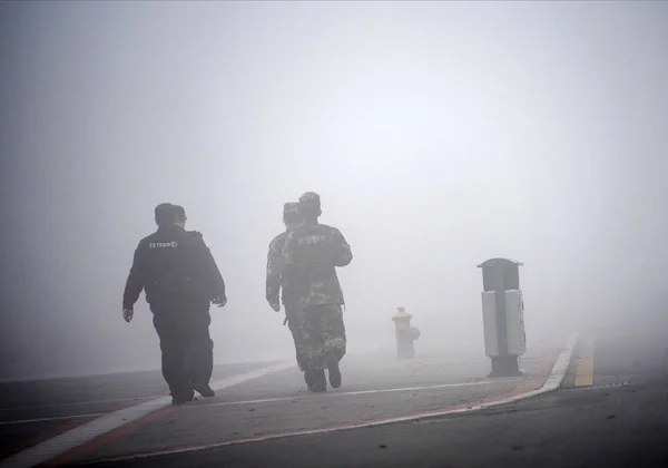 Pattuglia Agenti Polizia Nella Nebbia Pesante Nella Città Taizhou Provincia — Foto Stock