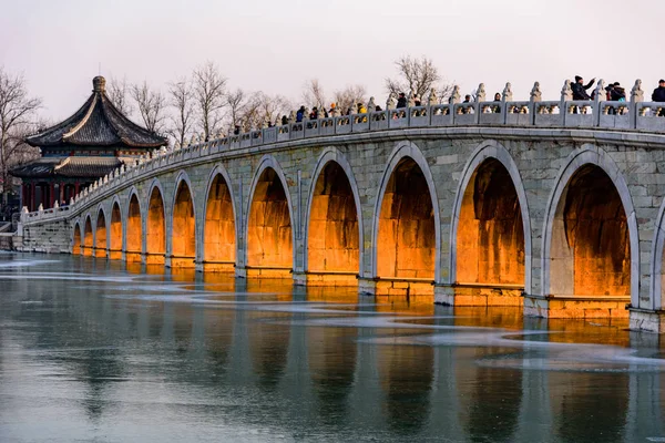 Das Goldene Licht Durchdringt Die Öffnung Der Berühmten Bogen Brücke — Stockfoto