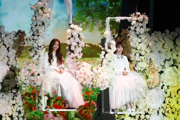Miembros Del Grupo Chicas Surcoreanas Izone Estilizado Como One Presentan — Foto de Stock