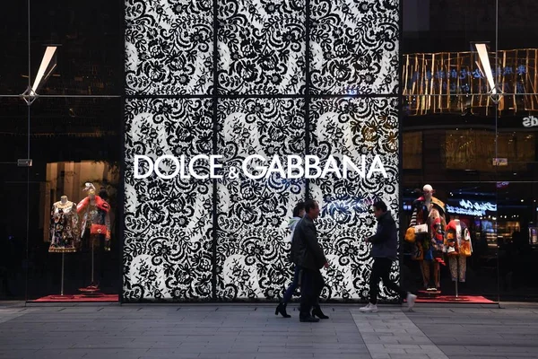 Los Peatones Pasan Por Una Tienda Boutique Dolce Gabbana Centro — Foto de Stock
