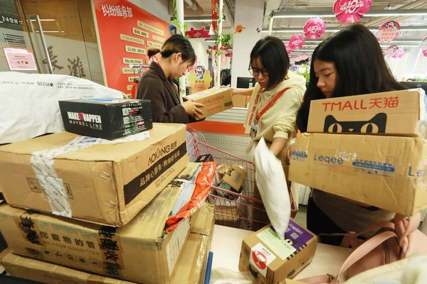 Los Empleados Chinos Reciben Sus Paquetes Mayoría Los Cuales Son —  Fotos de Stock