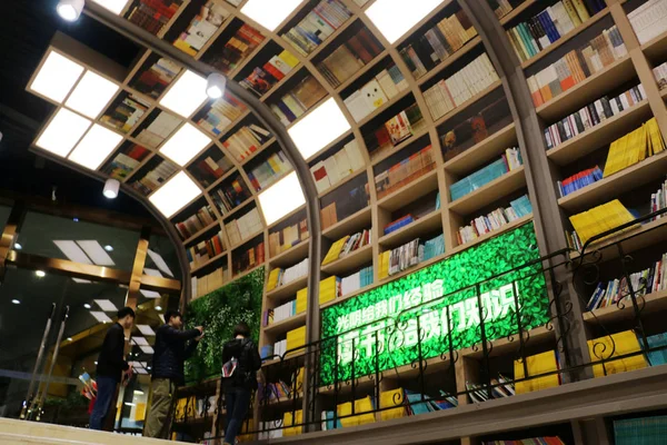 Books Display Shelves Form Meter Tall Wall Books Bookstore Chongqing — Stock Photo, Image