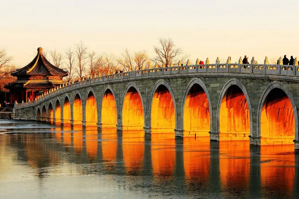 Das Goldene Licht Durchdringt Die Öffnung Der Berühmten Bogen Brücke — Stockfoto