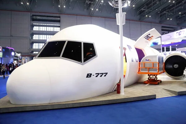 Model Samolotu Transportowego Fedex 777 Jest Wyświetlaczu Podczas Pierwszego China — Zdjęcie stockowe