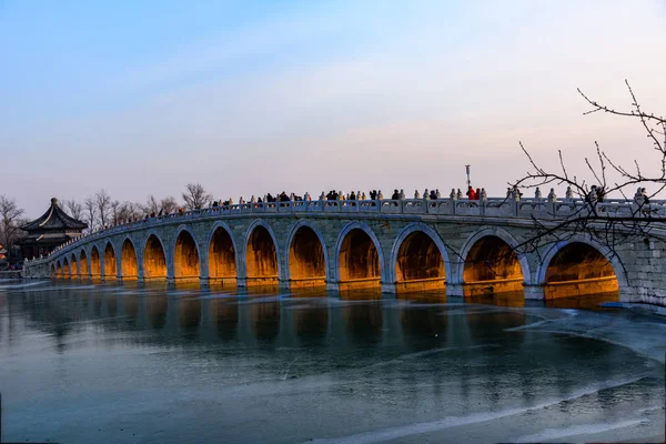 Złote Światło Przebija Się Przez Otwór Słynnego Seventeen Arch Bridge — Zdjęcie stockowe