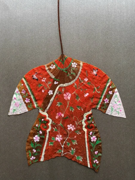 Ένα Φύλλο Που Χαρακτηρίζει Σχήμα Ενός Παραδοσιακού Κοστουμιού Που Μεταμορφώνεται — Φωτογραφία Αρχείου