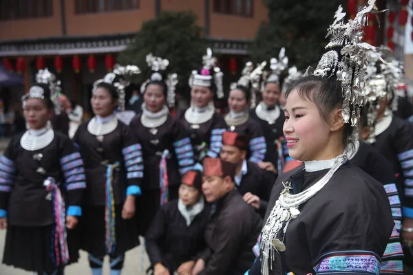 Kineser Dong Etniska Gruppen Klädd Traditionella Silver Inredda Kläder Och — Stockfoto