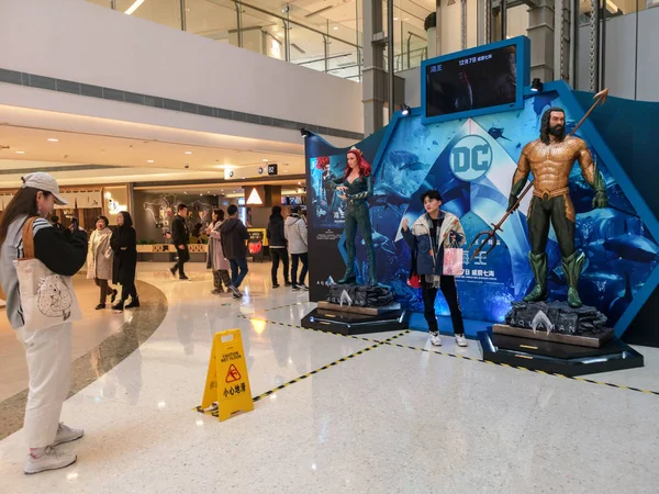 Ludzie Robią Zdjęcia Instalacji Reklamy Amerykańskiego Filmu Superbohatera Aquaman Wyświetlaczu — Zdjęcie stockowe