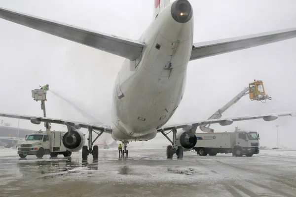 Ijs Geruimd Uit Een Vliegtuig Zware Sneeuwval Met Sneeuw Bedekte — Stockfoto