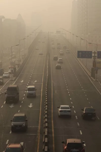 Autos Fahren Bei Starkem Smog Auf Einer Straße Der Stadt — Stockfoto