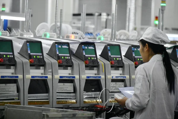 Ein Chinesischer Arbeiter Überprüft Intelligente Produkte Fließband Einer Fabrik Der — Stockfoto