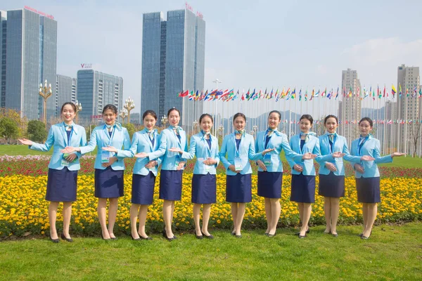 Volontari Cinesi Posano Foto Vista Del Prossimo Congresso Mondiale Delle — Foto Stock