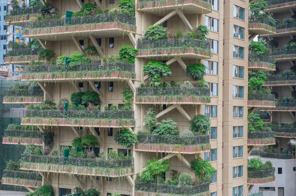 Les Balcons Des Bâtiments Résidentiels Nouvellement Construits Sont Décorés Plantes — Photo