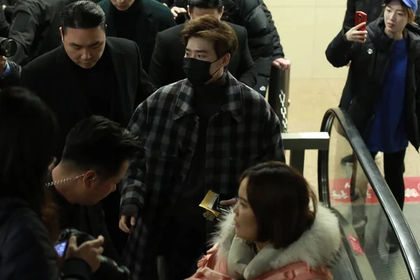 Νοτιοκορεατική Ηθοποιός Και Μοντέλο Lee Jong Suk Κέντρο Είναι Περιτριγυρισμένο — Φωτογραφία Αρχείου