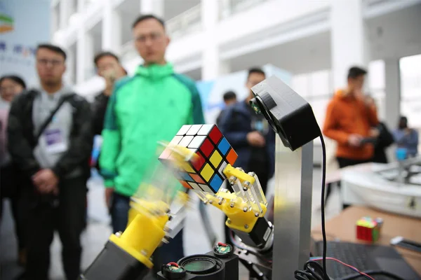 Estudantes Uma Universidade Apresentam Braço Robótico Biônico Durante Concurso Inovação — Fotografia de Stock