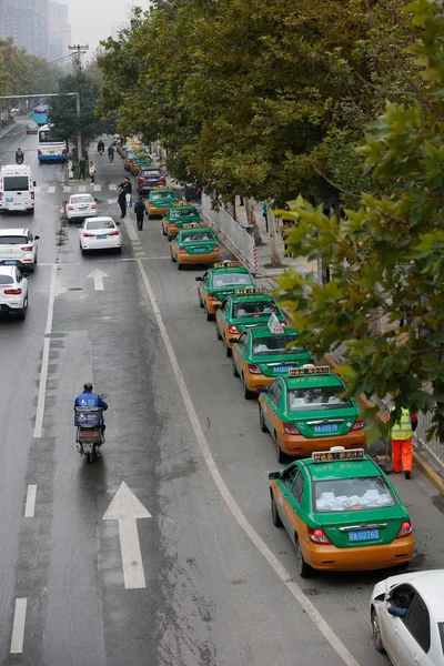 Los Taxis Hacen Cola Para Llenar Sus Tanques Una Calle — Foto de Stock