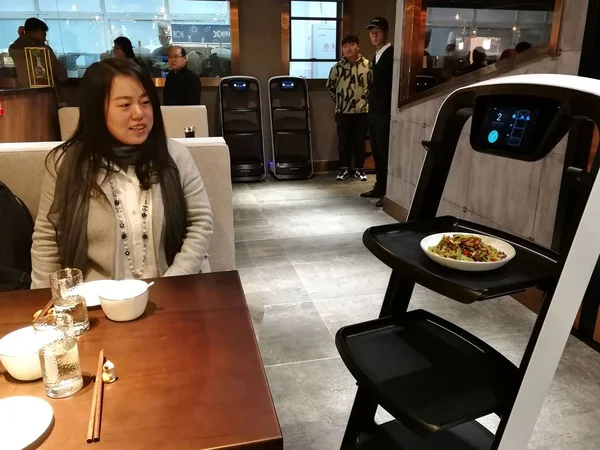 Robot Szolgálja Ügyfelek Kínai Online Kiskereskedő Com Robot Étterem Binhai — Stock Fotó