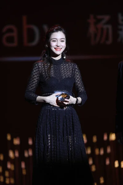 香港女演员 Angelababy 出席2018年12月18日在中国北京举行的2018年腾讯视频明星大奖 — 图库照片