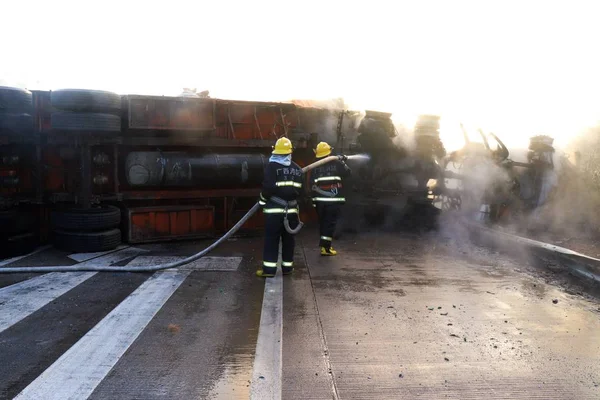 Κινεζική Πυροσβέστες Ψεκασμού Νερού Διακρίνει Την Πυρκαγιά Μετά Από Ένα — Φωτογραφία Αρχείου