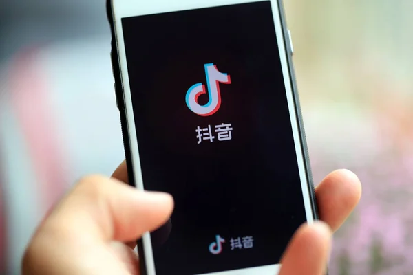 Usuário Celular Usa Aplicativo Móvel Douyin Uma Versão Chinesa Iteração — Fotografia de Stock