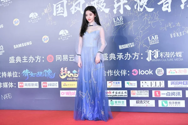 中国の歌手および女優朱景逸ポーズ彼女到着したと赤いカーペットの上 2018 Netease クラウド音楽夜の北京 2018 — ストック写真