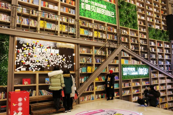 Knihy Jsou Vidění Policích Tvořit Vysoká Zeď Knih Knihkupectví Chongqing — Stock fotografie
