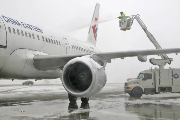 Lód Jest Wyczyszczone Samolotu Ciężki Śnieg Pokryte Śniegiem Yantai Penglai — Zdjęcie stockowe