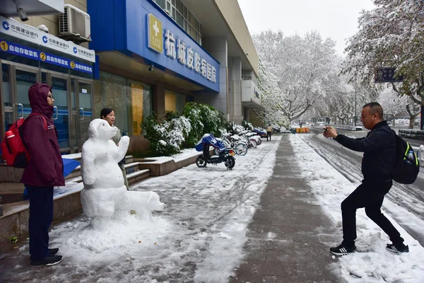 Passanten Posieren Für Fotos Mit Einer Schneeskulptur Mit Der Form — Stockfoto