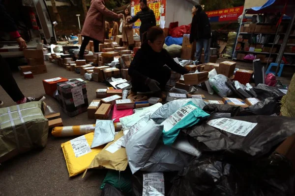 Kínai Diákok Kutatás Ban Egy Tömeg Ból Csomagok Amelyek Többsége — Stock Fotó