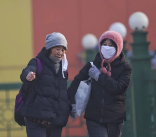 Peatón Con Máscara Facial Contra Contaminación Del Aire Camina Por — Foto de Stock