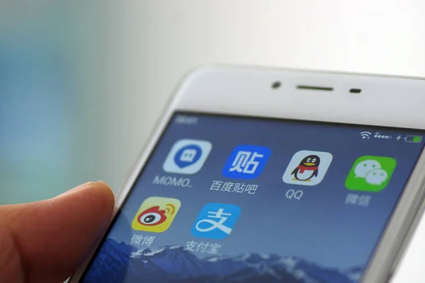 Usuário Celular Chinês Olha Para Ícones Das Mídias Sociais Chinesas — Fotografia de Stock