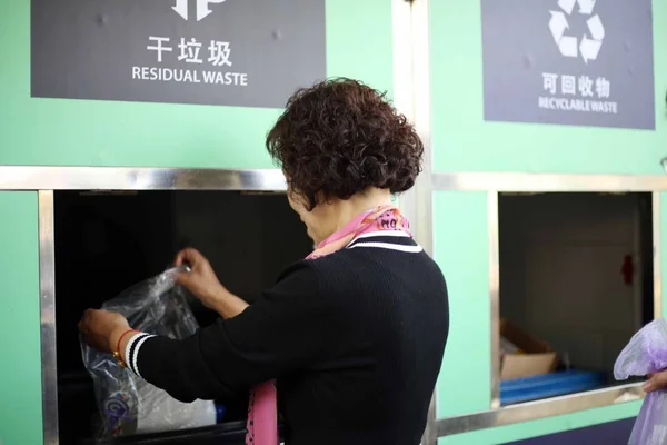 Resident Sorts His Garbage Recyclables Appropriate Disposal Bins Shanghai China — Stock Photo, Image