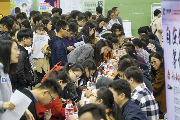 Los Solicitantes Empleo Chinos Buscan Empleo Una Feria Empleo Ciudad —  Fotos de Stock