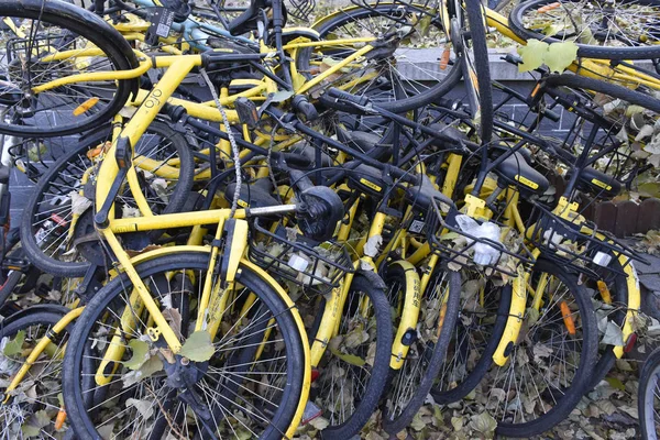 Fahrräder Des Chinesischen Fahrradverleihdienstes Ofo Stapeln Sich Auf Einer Straße — Stockfoto