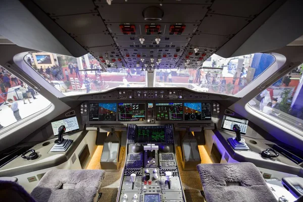 ボックス　航空機 中露合弁会社クレイクが展示するCr929ワイドボディ旅客機のフル