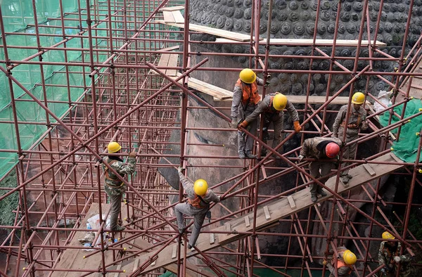 Leshan Giant Buddha Covered Scaffolding Restoration Project Fix Large Cracks — 图库照片
